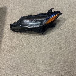 2018 TOYOTA CAMRY HEADLIGHT LH DRIVER  SIDE OEM