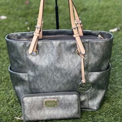 Michael Kors East West Jet Set Tote with Wallet, Used/Set MK usado