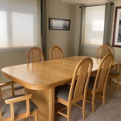 Solid oak dining table & 6 chairs