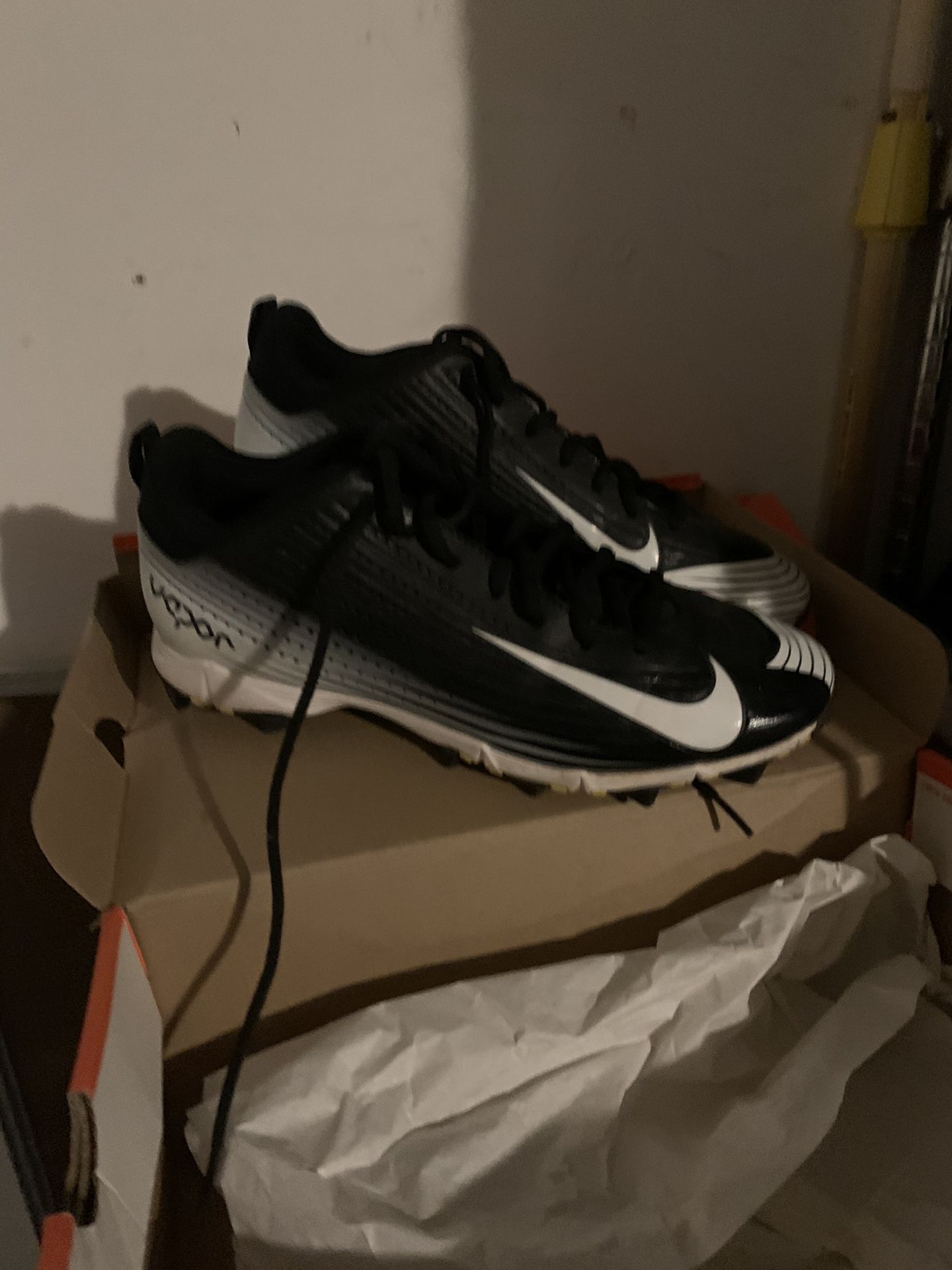 Men’s baseball Tennis shoes size 10