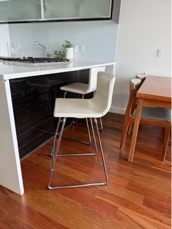 Pair of Vintage White Leather Counter Stools – Sculptural Chrome Base x2