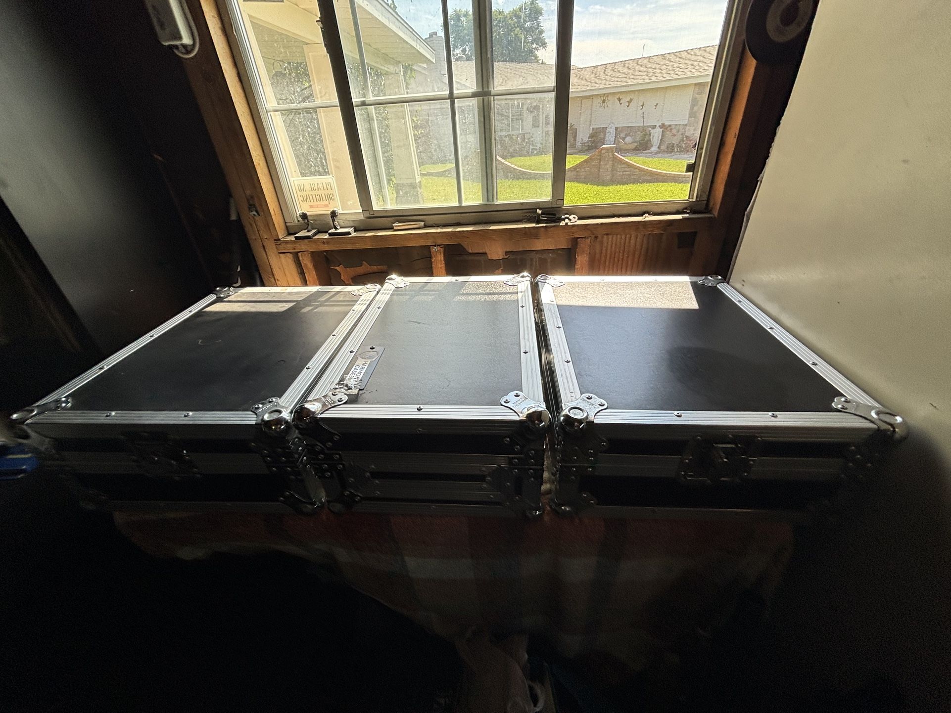 DJ TURNTABLES AND MIXER CASE