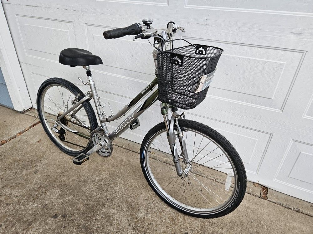 Medium 17" Giant Sedona Hybrid Bike w/ Basket
