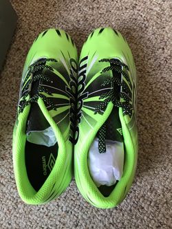 Umbro size 6 boys girls soccer shoes