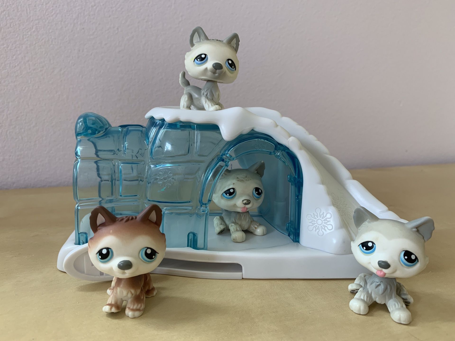 Littlest Pet Shop igloo & snow slide