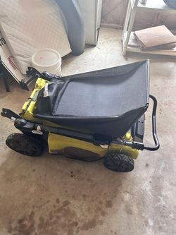 Electric lawnmower
