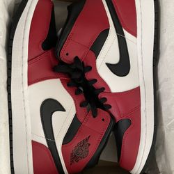 Air Jordan 1 Mid Chicago Toe