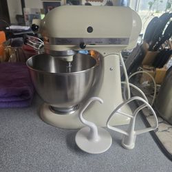 Pre-'86 4.5qt  250 Watt Cream Colored KitchenAid Standmixer By Hobart Corp