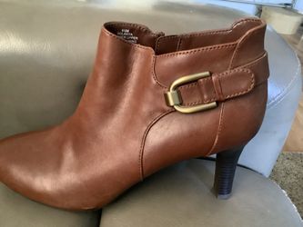 NEW BROWN SHORT LEATHER BOOTS. 9.5 M