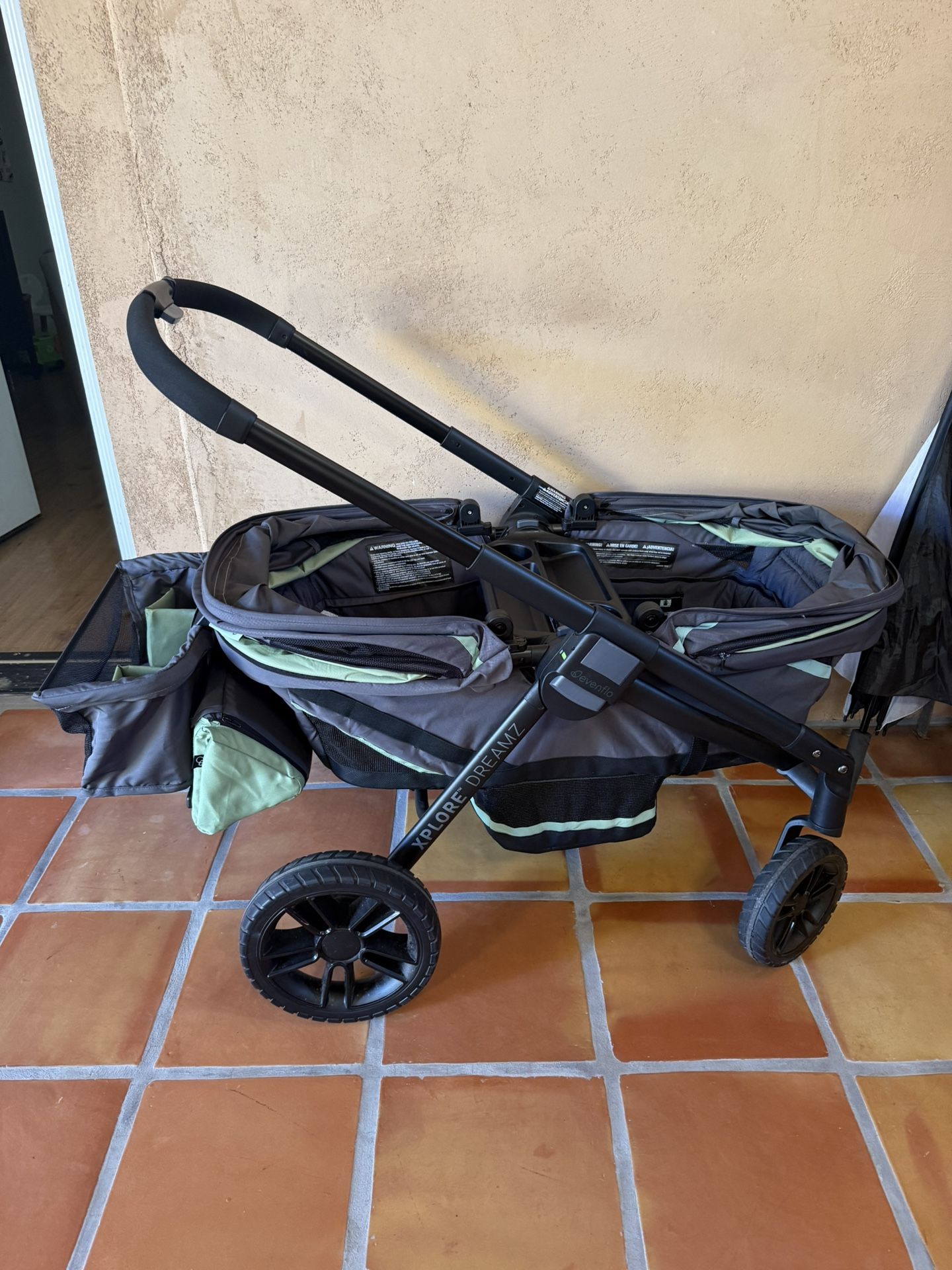 Evenflo Pivot Xplore Dreams Wagon Stroller