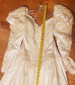 Sz12 Demetrios Wedding Gown W/ 4pc Veil And Slip