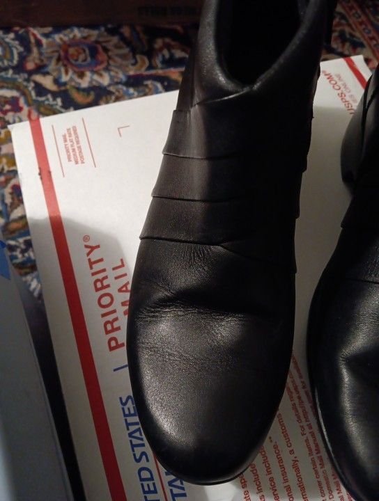 Clarks Black Leather Womens Booties Size 9