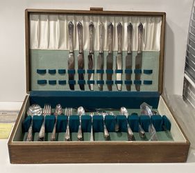 93 Pcs, 8 Formal Place Setting Complete +Serving/Wood Box. National Silver Co. Caroline Silverplate