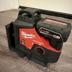 Milwaukee Laser Green 250 ft. 3-Plane Laser Level with One 4.0 Ah Battery