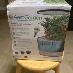 (NEW) AeroGarden: Plants Grow in  Water (READ)