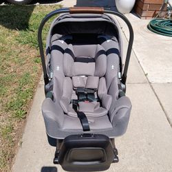 NUNA Pipa RX Car Seat and Base Like New! 4 - 30 Pounds