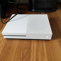 Xbox one S 1tb 2 Controllers (Read Description)