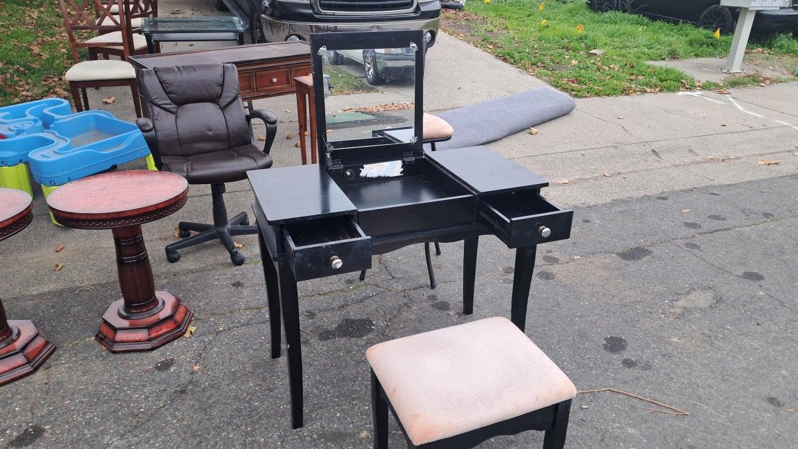 Makeup Vanity w/Mirror And Seat