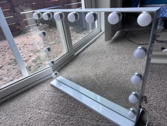 Mini vanity