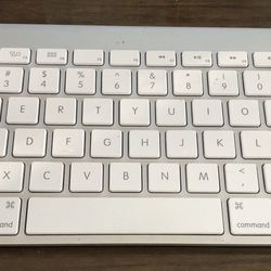 Apple Bluetooth keyboard Mint!
