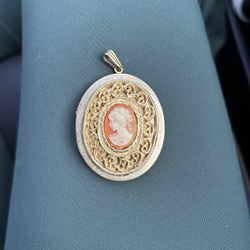 Cameo Locket Pendant – Gold Plated (Vintage Style)