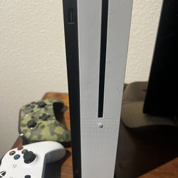 Xbox One S + 2 Controllers