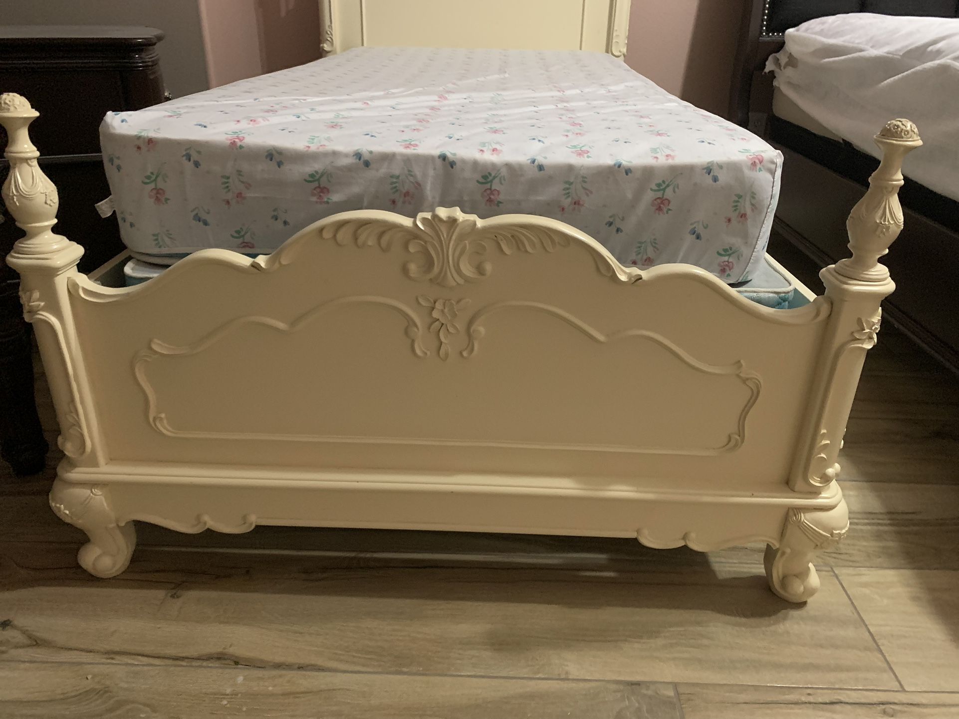 Wooden Twin Size Bed with Matresss