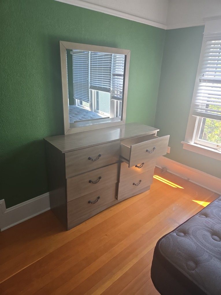 Dresser With Mirror