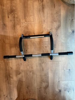 Doorway pull up bar