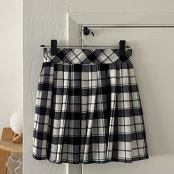 black and white plaid pleated skirt