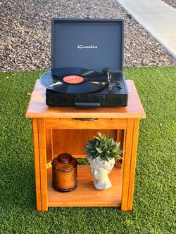 Wooden End Table with Pull-Out Tray and Magazine/Book rack
