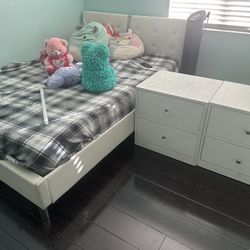 Full Bed With Dresser 
