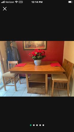 Beautiful 6 Chair Dining room table with Extension