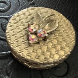 Vintage Gold Tone With Pink Rinestones Pill Box In Excellent Condition 1 1/2 Inches Round 