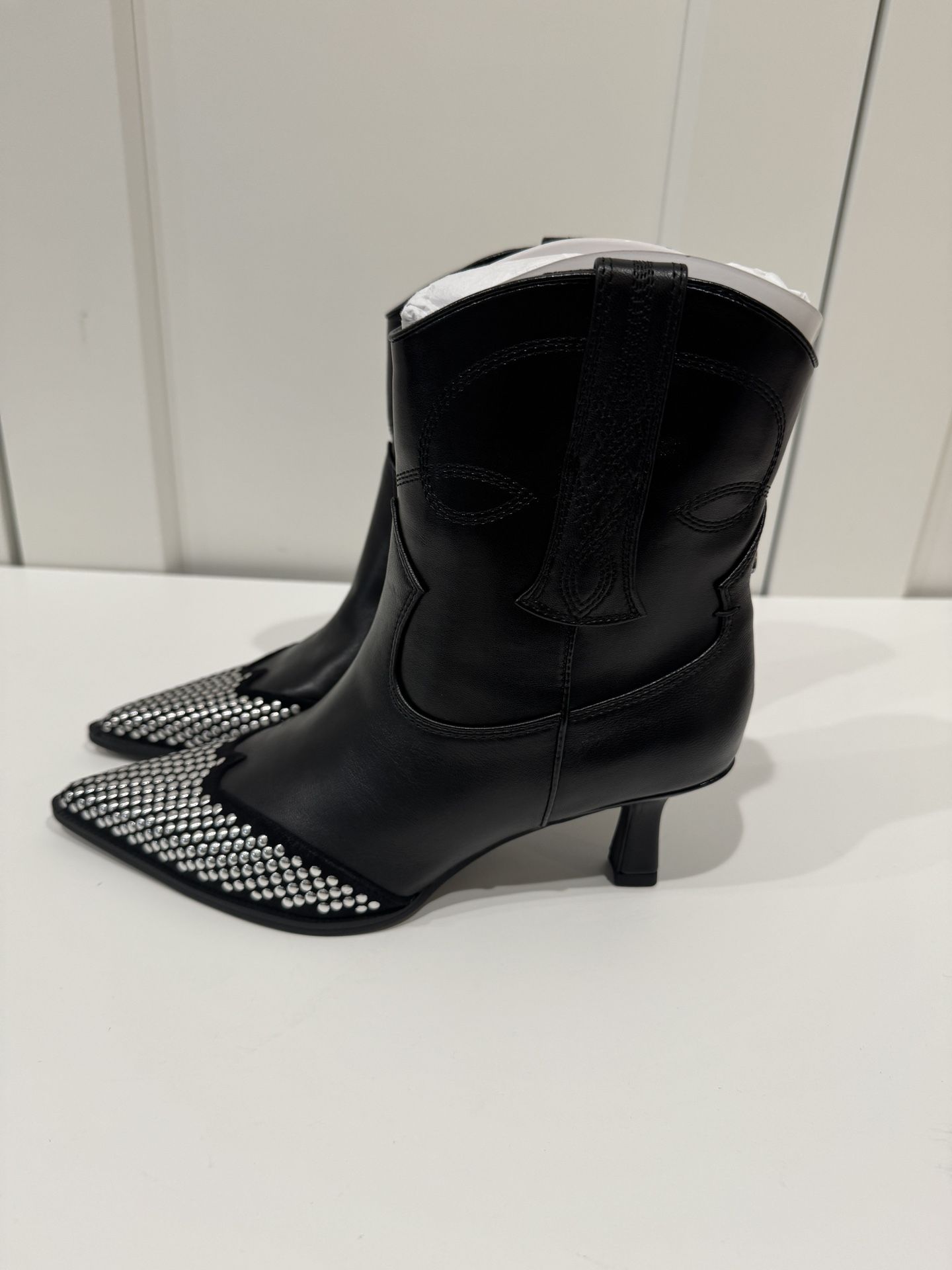 NIB Circus NY by Sam Edelman Yolanda Black Studded Women's Boots, Size 6.5