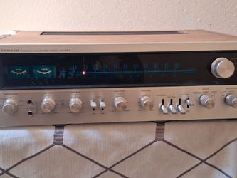 vintage Pioneer SX-828 stereo receiver featuring a brushed metal faceplate and wooden https://offerup.com/redirect/?o=Y2FzZS5JdA== is an AM/FM stereo 
