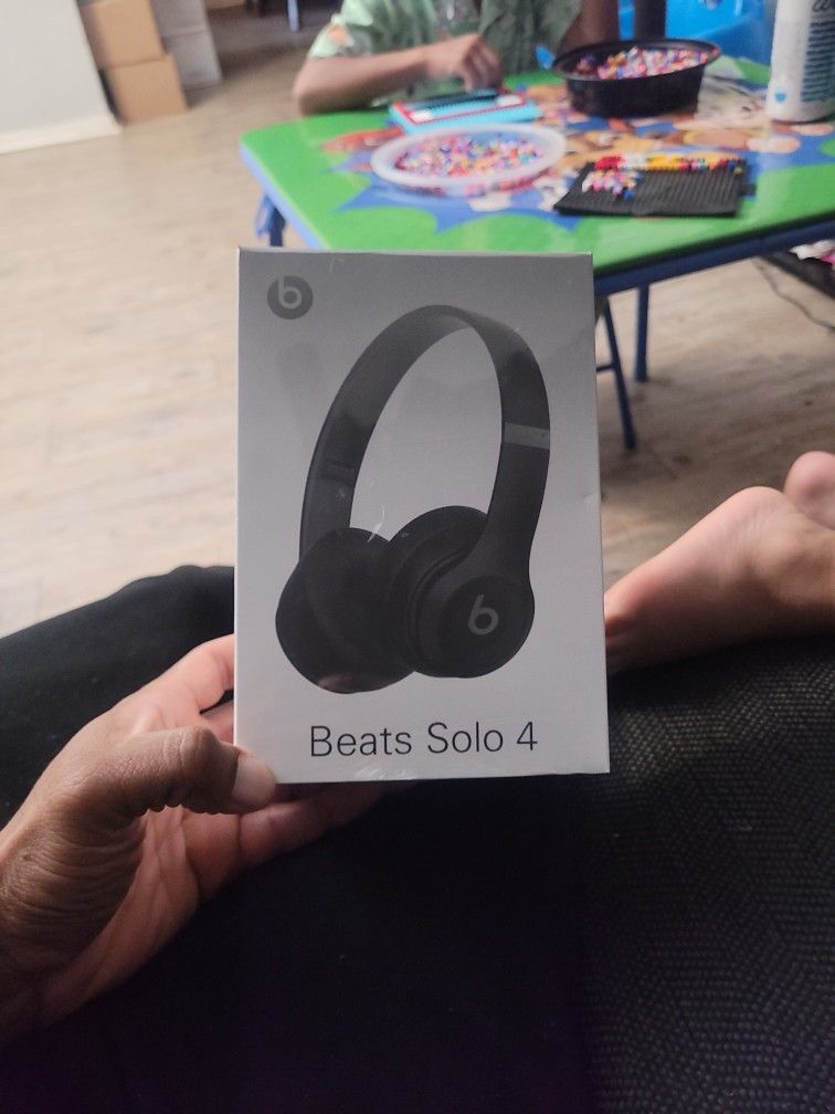 Beats SOLO 4