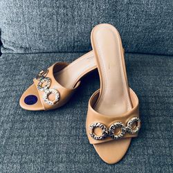New! Tan LASH Anne Michelle 2.5” Heels w Gold Chain Links Size 6 1/2