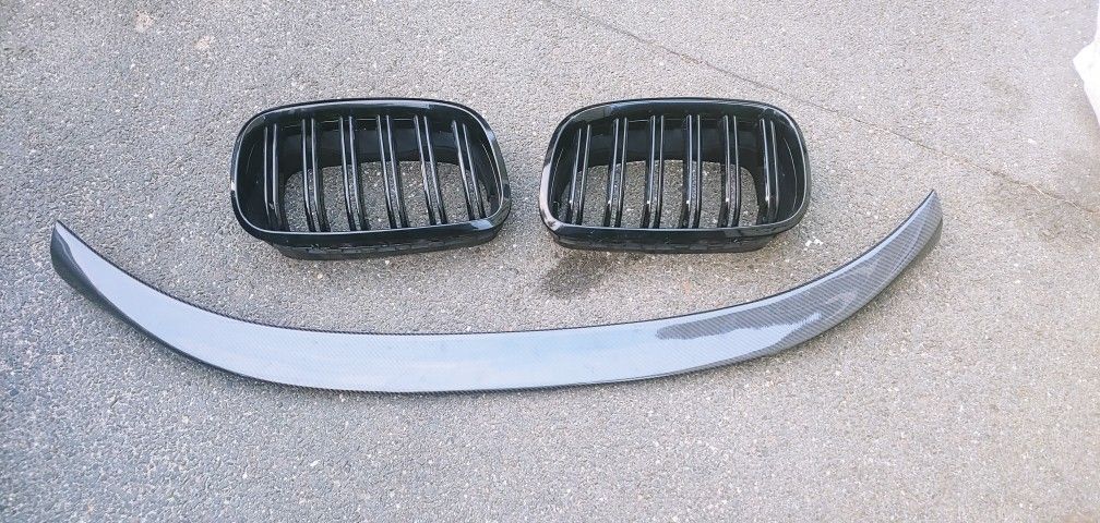Rear carbon fiber spoiler