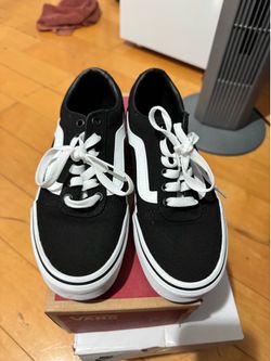 Vans ward ( canvas) black/white size 6 women’s