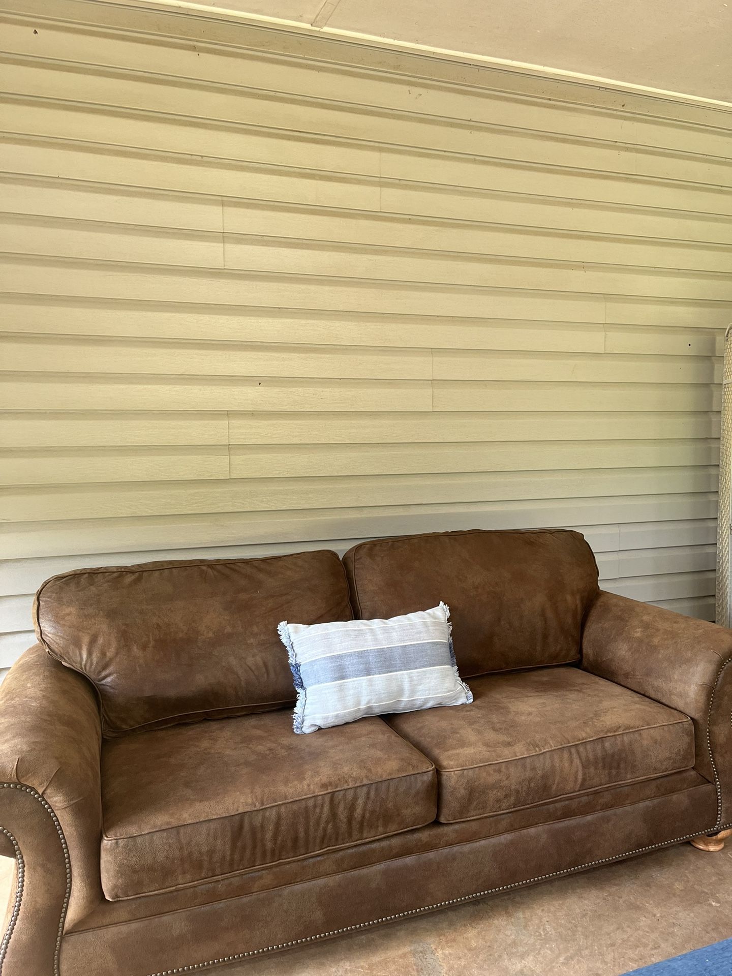 Broyhill Couch (free Delivery)