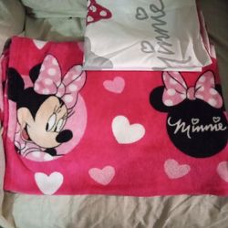 Disney Minnie Mouse Blanket & 2 Pillow Cases