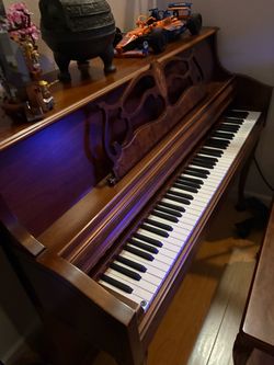 Selling a piano in good condition. It has been well cared for and works well. Great for beginners, students, or anyone who enjoys playing piano.  ✅ Go