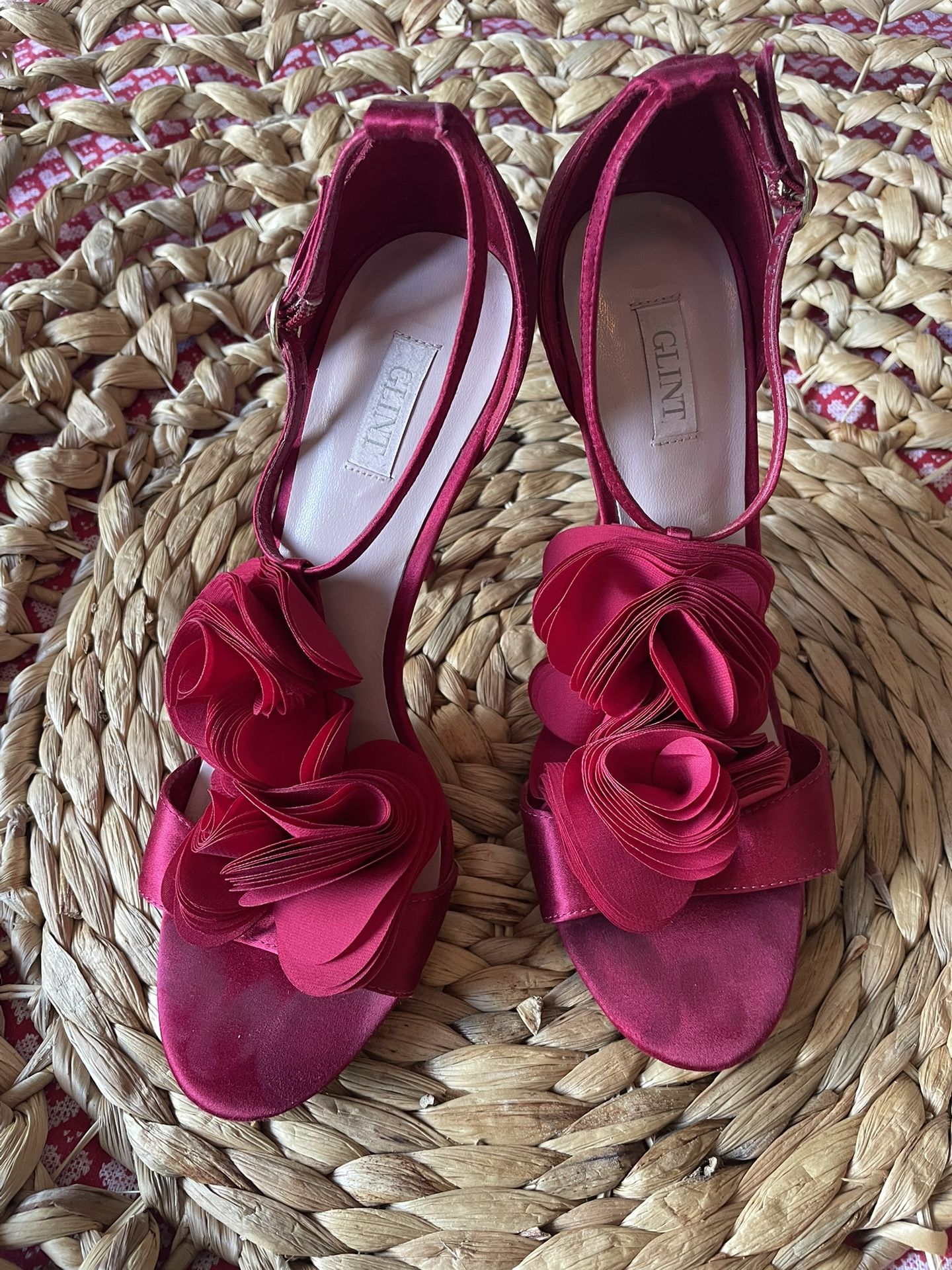 Gorgeous Rosette Glint brand high heel/sandal pump with buckle ankle strap. Heels are 4”. Peekaboo toe with kitten heel. In excellent preowned conditi