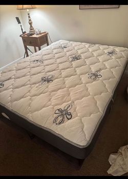 Queen size adjustable bed