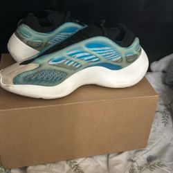 Yeezys 700 Arzareth V3