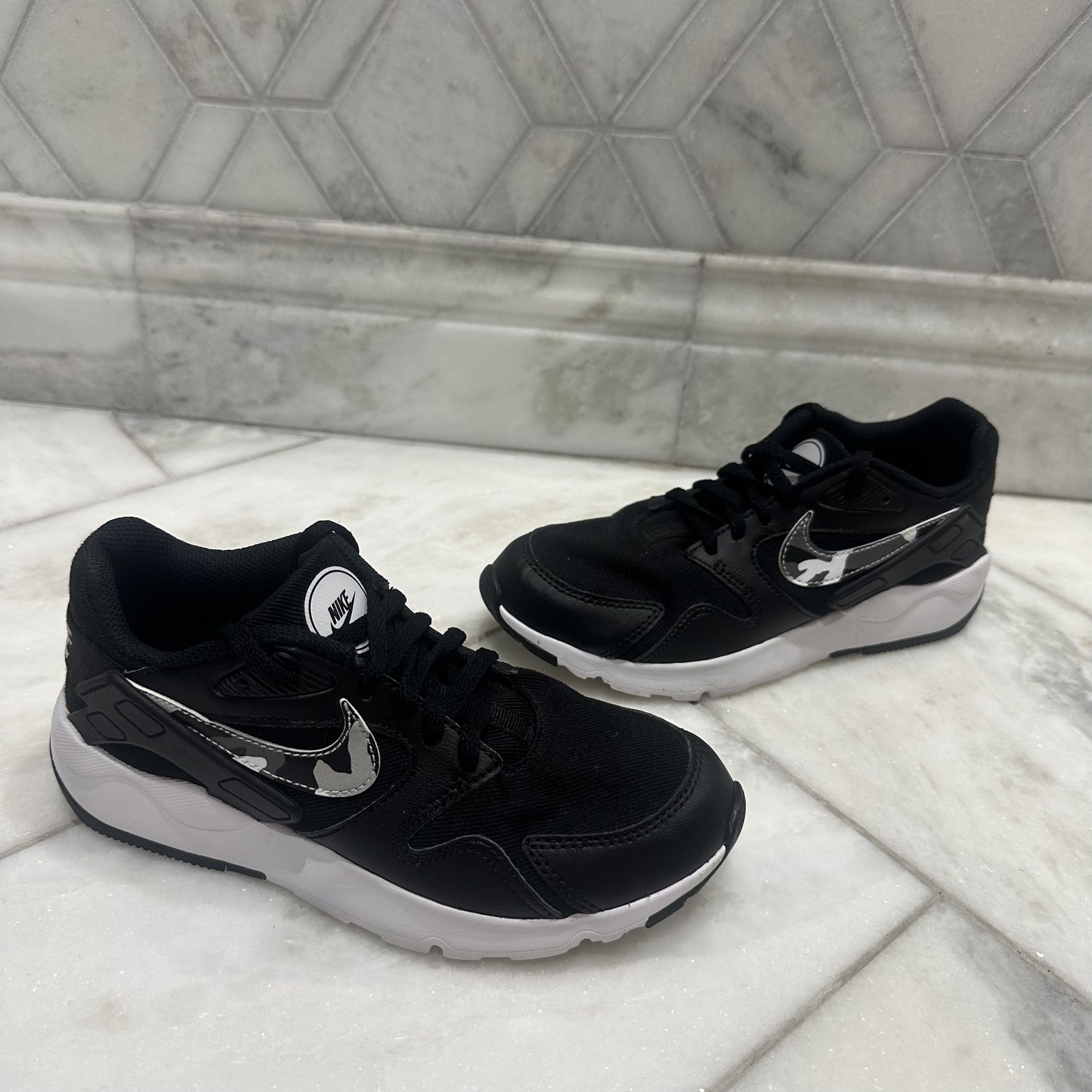 Size 4 Kids Nike LD Victory Camo Sneakers