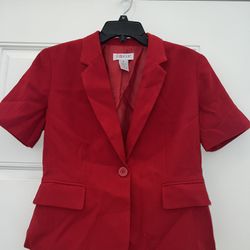 Nice women’s suit size (6) only $10