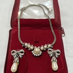 Imitation diamond with Pearls set with earrings 