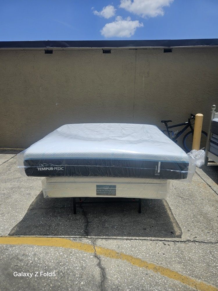 Brand New King Size Plush Tempur pedic Pro Adapt Firm Mattress In Plastics